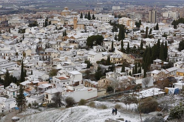 Pequeña nevada en la capital. En la imagen, la zona alta del Albaicin junto a San Miguel Alto (ÁLEX CÁMARA - EUROPA PRESS)