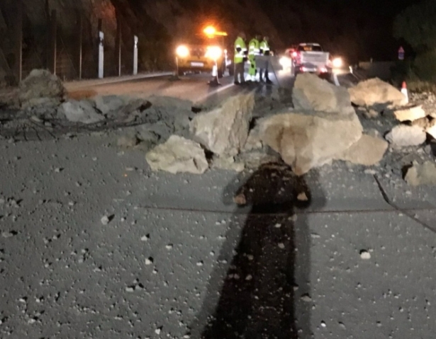 Desprendimiento de la carretera este pasado lunes por la noche en la A-348 (DIPUTACIÓN DE GRANADA)