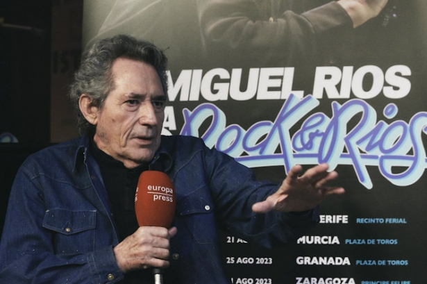 El cantante Miguel Ríos durante una entrevista para Europa Press en las oficinas de la AIE  (JESÚS HELLÍN - EUROPA PRESS)
