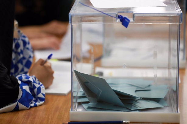 Una urna con papeletas electorales, en imagen de archivo (TOMÀS MOYÀ - EUROPA PRESS) 