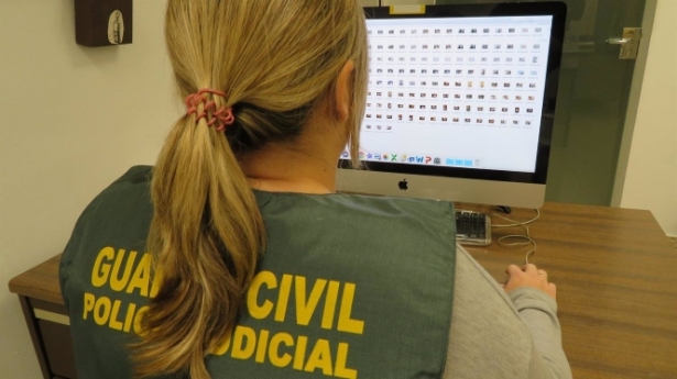 Una agente de la Guardia Civil frente a un ordenador. Archivo. (GUARDIA CIVIL)