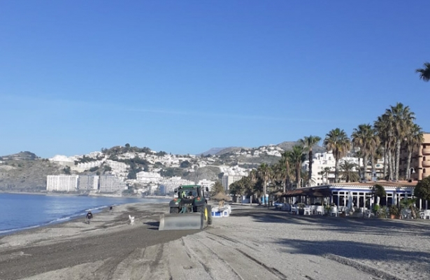 Dispositivo de limpieza en una playa de Almuñécar, en imagen de archivo (AYUNTAMIENTO DE ALMUNÉCAR)