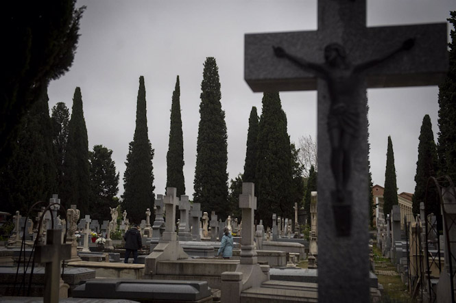 Una cruz en una lápida en el cementerio de San Isidro, en imagen de archivo (JUAN BARBOSA - EUROPA PRESS) Una cruz en una lápida en el cementerio de San Isidro, en imagen de archivo (JUAN BARBOSA - EUROPA PRESS)