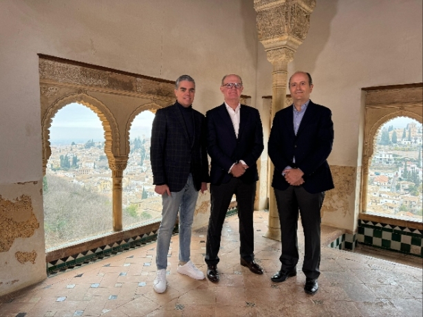 el Presidente de la Fundación Amigos de la Alhambra, David Jiménez-Blanco, junto a los vicepresidentes Vicente Azpitarte Pérez y Juan de Dios  Gómez-Villalba Pelayo (FUNDACIÓN) 