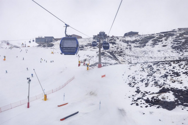 Esquiadores en la estación de esquí de Sierra Nevada el pasado 4 de enero (ÁLEX CÁMARA - EUROPA PRESS)