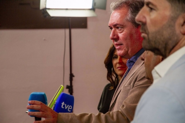 El secretario general del PSOE-A, Juan Espadas, atiende a los medios en Sevilla, en imagen de archivo (PSOE-A)