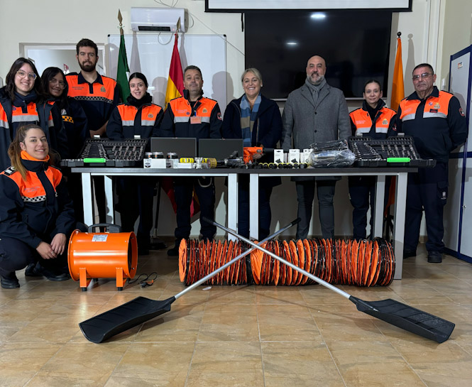 La alcaldesa Meri Sádaba y el concejal Abraham Guerrero, junto a miembros de Protección Civil (AYTO. LAS GABIAS) La alcaldesa Meri Sádaba y el concejal Abraham Guerrero, junto a miembros de Protección Civil (AYTO. LAS GABIAS)