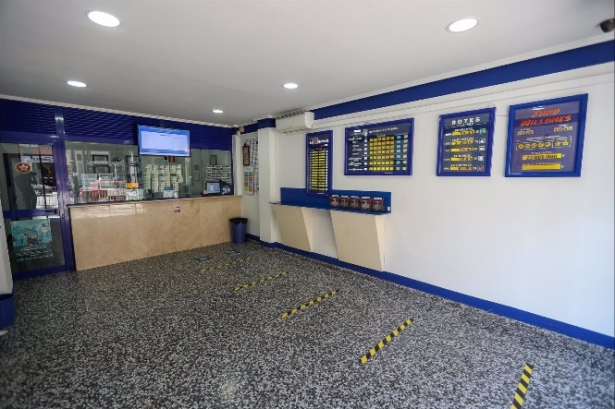 Interior de una Administración de Loterías, archivo (IVÁN TERRÓN - EUROPA PRESS) 