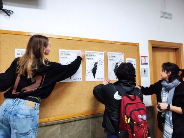 Colocación de carteles para la manifestación del próximo sábado en apoyo a Palestina (ASAMBLEA DE ESTUDIANTES POR PALESTINA)