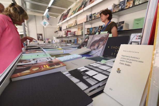 Expositor de la Diputación en la Feria del Libro, en imagen de archivo (DIPUTACIÓN)