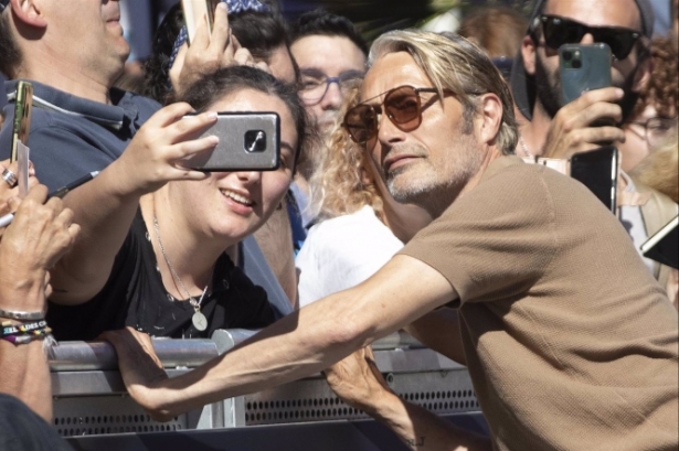 Selfi con el actor Mads Mikkelsen, en imagen de archivo (NACHO LÓPEZ /SOPA IMAGES VÍA ZUMA / DPA) 