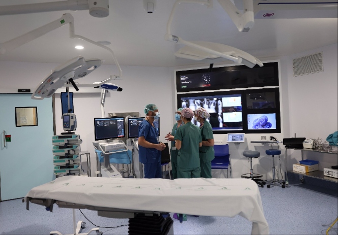 Cirujanos trabajan en el marco de la actividad del servicio de Traumatología y Cirugía Ortopédica del Hospital Virgen de las Nieves (HOSPITAL VIRGEN DE LAS NIEVES) Cirujanos trabajan en el marco de la actividad del servicio de Traumatología y Cirugía Ortopédica del Hospital Virgen de las Nieves (HOSPITAL VIRGEN DE LAS NIEVES)