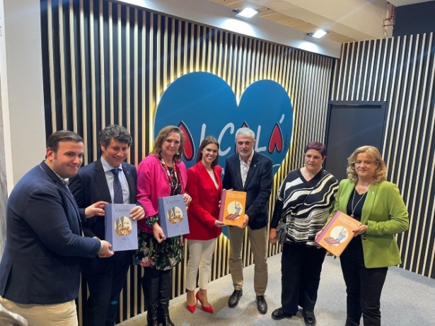 Los alcaldes de Órgiva y Alcalá de Henares (centro) sostienen un ejemplar del quijote reescrito (AYTO. ÓRGIVA)