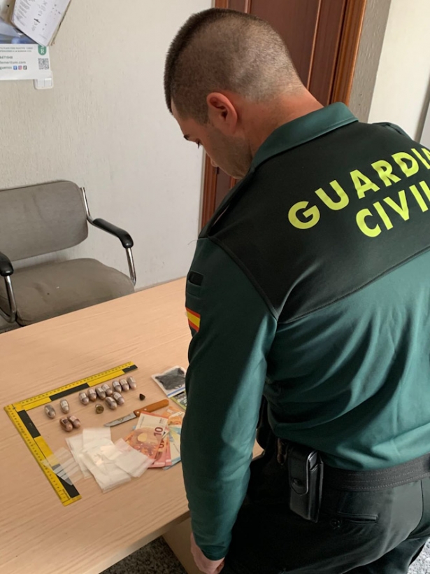 Agente de la Guardia civil con el material incautado (GUARDIA CIVIL)