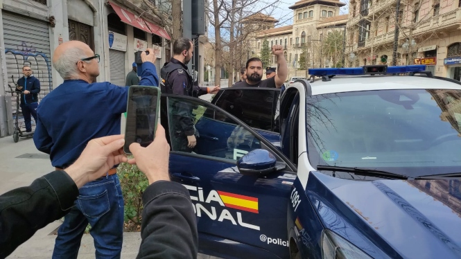 Detienen al portavoz nacional del SAT durante una protesta en Granada en apoyo a tres sindicalistas. (SAT) Detienen al portavoz nacional del SAT durante una protesta en Granada en apoyo a tres sindicalistas. (SAT)