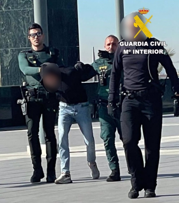 Detención de uno de los acusados de extorsionar a una mujer en Granada. (GUARDIA CIVIL)