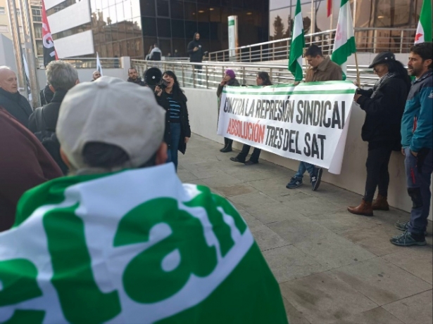 Concentración en apoyo a los miembros del SAT a las puertas del edificio judicial de la Caleta (ADELANTE ANDALUCÍA) 