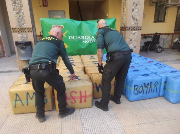 Fardos de hachís intervenidos en la playa de Las Azucenas de Motril (GUARDIA CIVIL)