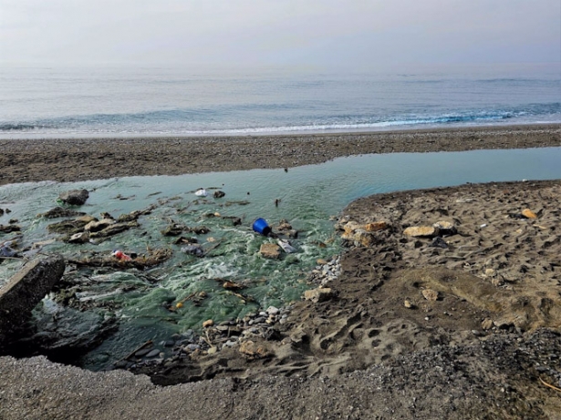 Vertido en la playa de La Cagaílla (ECOLOGISTAS EN ACCIÓN)