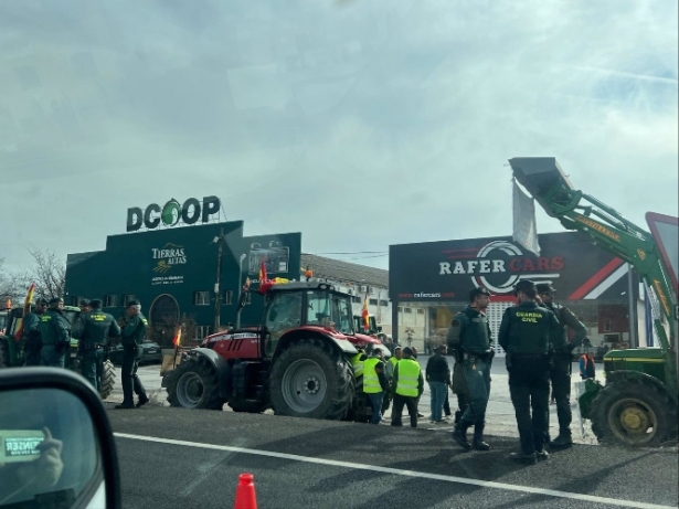 Agentes controlan la tractorada en la entrada a Santa Fe dirección Granada (EUROPA PRESS) 