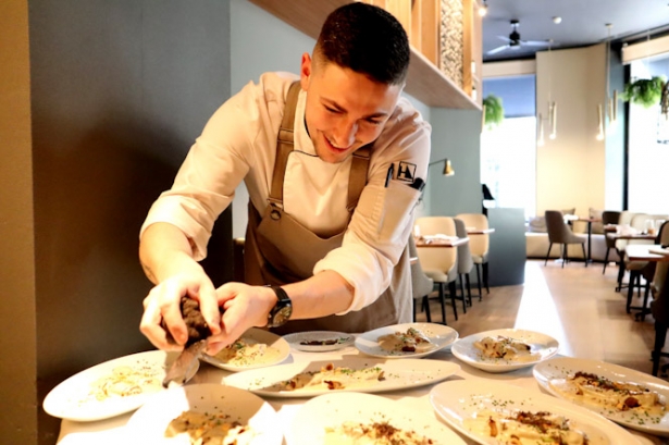 El cocinero del Asador Contrapunto en las jornadas gastronómicas 