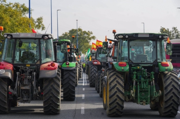 Tractorada de protesta en la calle Virgen del Patrocinio, una de las entradas a Sevilla, el pasado martes (MARÍA JOSÉ LÓPEZ / EUROPA PRESS)