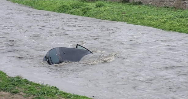 Coche arrastrado en el río Genil (PERFIL DE LA POLICÍA LOCAL EN LA RED SOCIAL `X`) 