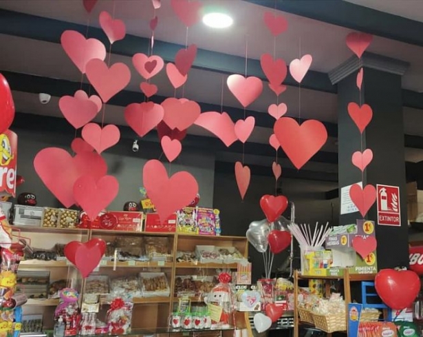 Escaparate de La Zubia decorados por San Valentín (AYTO. LA ZUBIA)