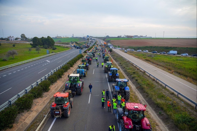 Tractores en una de las protestas de los agricultores (FRANCISCO J. OLMO - EUROPA PRESS)
