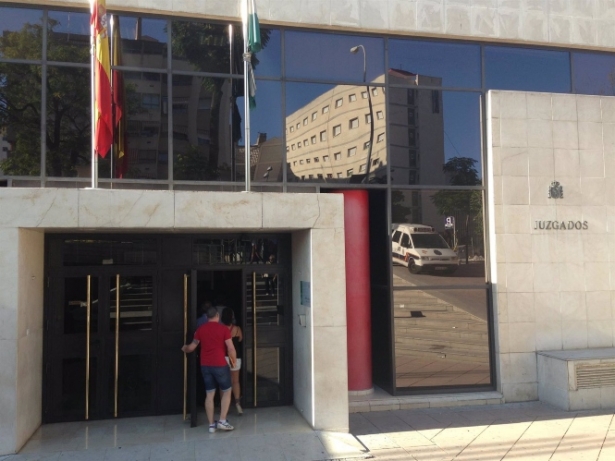 Puerta de los Juzgados de La Caleta, de Granada (EUROPA PRESS)