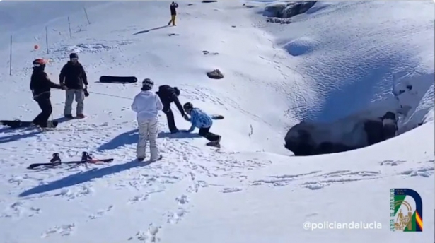 Rescatado tras salirse de pista y caer a una poza de agua helada en Sierra Nevada (@POLICIANDALUCIA)