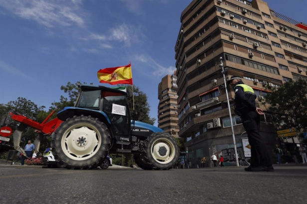 Los regantes durante la tractorada para reclamar la autorización del riego con aguas regeneradas en mayo de 2023 (ÁLEX CÁMARA - EUROPA PRESS)