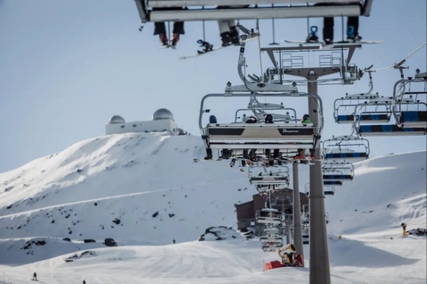 Unos 70 cañones producen nieve artificial en Sierra Nevada para el inicio  de la temporada de esquí