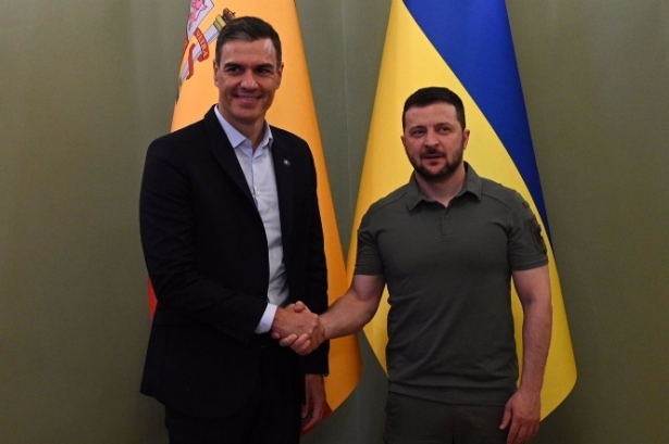 El presidente del Gobierno, Pedro Sánchez, con el mandatario ucraniano, Volodimir Zelenski, en el palacio presidencial de Kiev (POOL MONCLOA/BORJA PUIG DE LA BELLACASA)