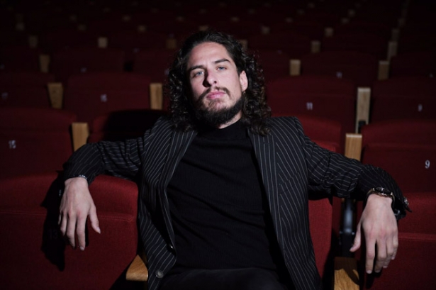 El cantante Kiki Morente posa durante una entrevista para Europa Press, en el Teatro Albéniz, a 5 de marzo de 2024, en Madrid (FERNANDO SÁNCHEZ - EUROPA PRESS)