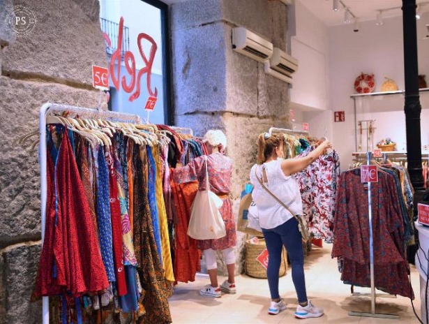 Varias personas observan ropa en un establecimiento en Madrid (ISABEL INFANTES - EUROPA PRESS)
