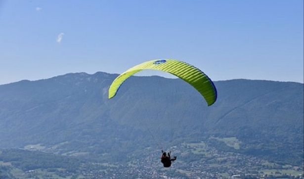 Imagen de archivo de una persona practicando parapente (EMERGENCIAS 112) 