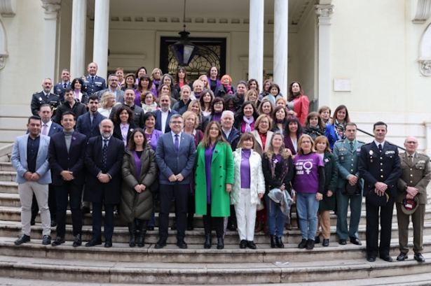 Foto de familia tras el acto (SUBDELEGACIÓN)