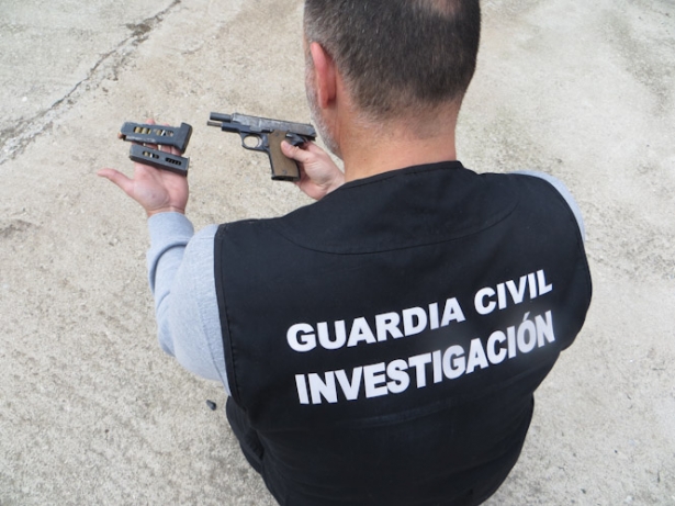 Un Guardia civil con la pistola incautada (GUARDIA CIVIL)