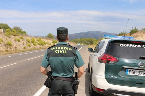 Un agente de la Guardia Civil, junto a un vehículo del cuerpo (GUARDIA CIVIL)