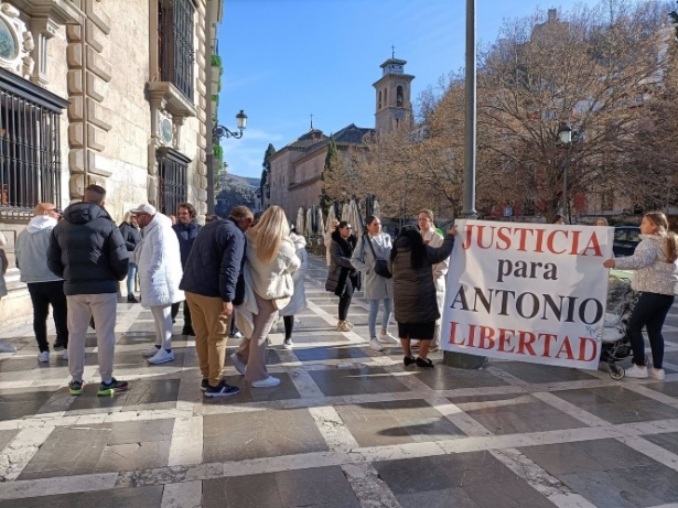 Familiares del principal acusado del crimen de El Jau pidieron justicia a las puertas de la Real Chancillería de Granada en la primera sesión del juicio (EUROPA PRESS)