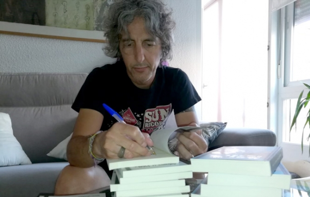 Mario Montoro firma ejemplares de su anterior libro 