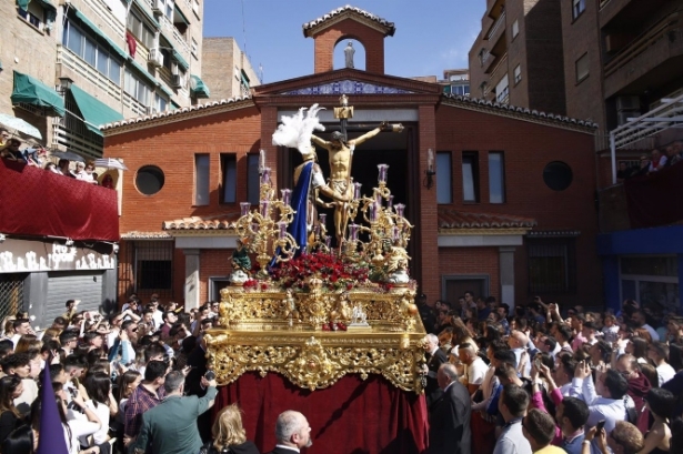 Semana Santa Granada de 2019 en la salida de la procesión del Santísimo Cristo de la Lanzada y María Santísima de la Caridad (ÁLEX CÁMARA / EUROPA PRESS)