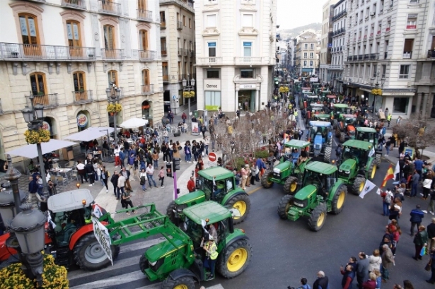 Imagen de una tractorada a su paso por Puerta Real, en Granada capital. Archivo. (ÁLEX CÁMARA/EUROPA PRESS)