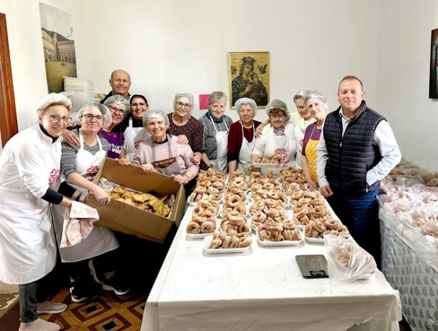 El alcalde cullero junto a las voluntarias que elaboran los roscos y pestiños (AYTO. CÚLLAR VEGA)