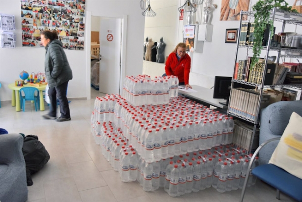 Uno de los puntos de reparto de agua embotellada que ha habilitado el Ayuntamiento estos días de restricciones (AYUNTAMIENTO DE BAZA)