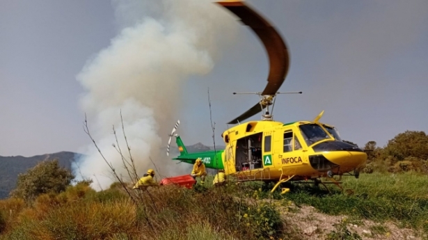Helicóptero desplegado en el entorno del paraje del Río Verde (PERFIL DEL PLAN INFOCA EN LA RED SOCIAL `X`)