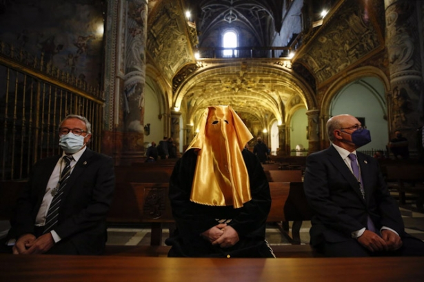 Un preso, vestido de cortejo, es liberado por la hermandad de la virgen de la Soledad de San Jerónimo y Descendimiento de Jesús el pasado 2021 (ÁLEX CÁMARA - EUROPA PRESS)