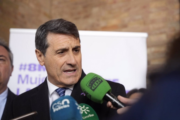 El delegado del Gobierno de España en Andalucía, Pedro Fernández, en una atención a medios en una foto de archivo (JOAQUIN CORCHERO - EUROPA PRESS)