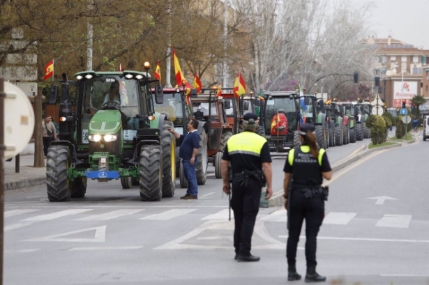 La tractorada avanza hacia el centro de Granada (ÁLEX CÁMARA-EUROPA PRESS)